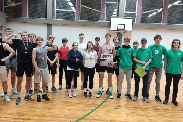 sportiskākais puisis un metene